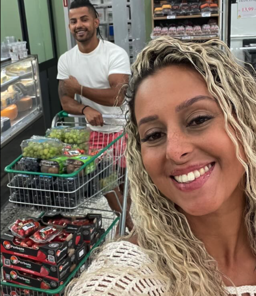 Casal escolhendo frutas frescas no mercado