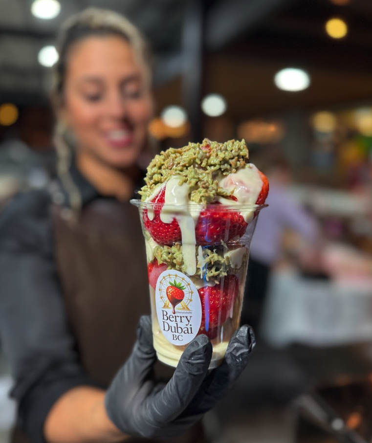 Copo Berry Dubai BC com morangos e cobertura